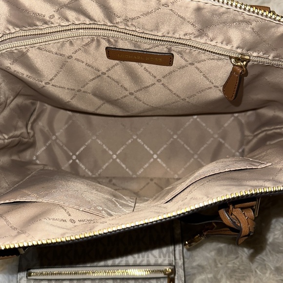 Michael Kors purse w/ wallet - Picture 2 of 4